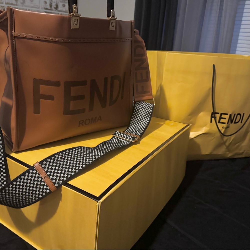Large Fendi sunshine tote with custom Fendi strap!! Great condition! - Picture 3 of 7